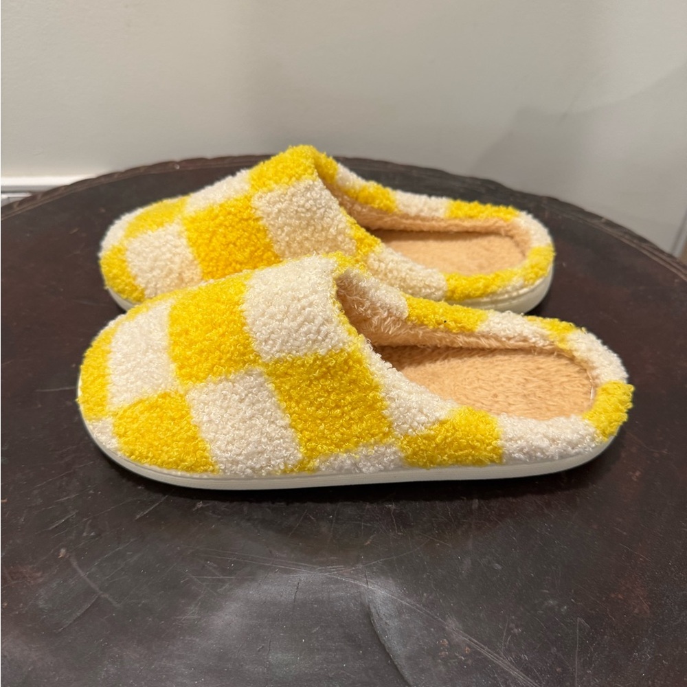 Women’s Yellow Checker Plush Slip-On Slippers size large 9-10